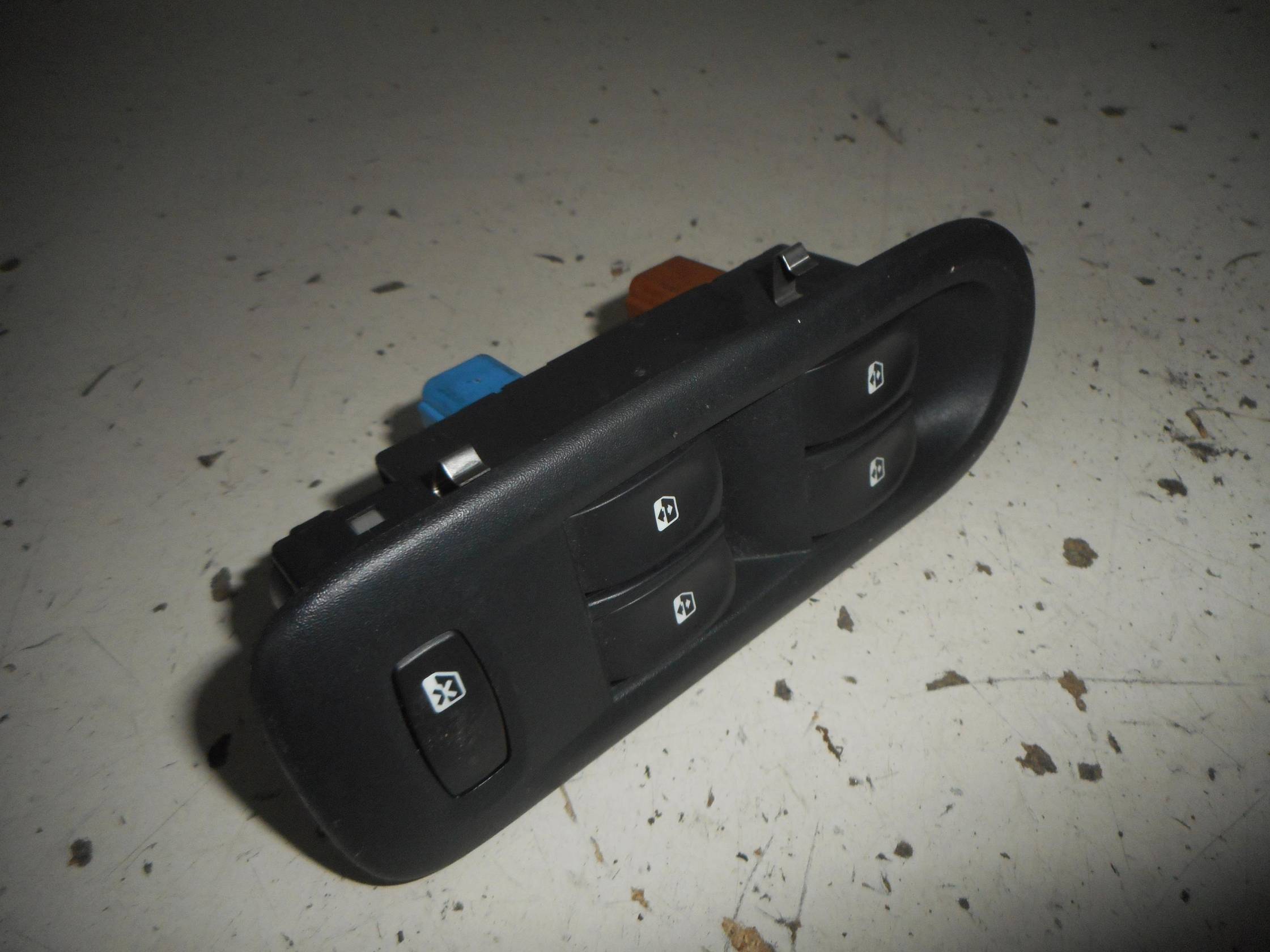 Interruttore alzacristalli porta ant. sx.